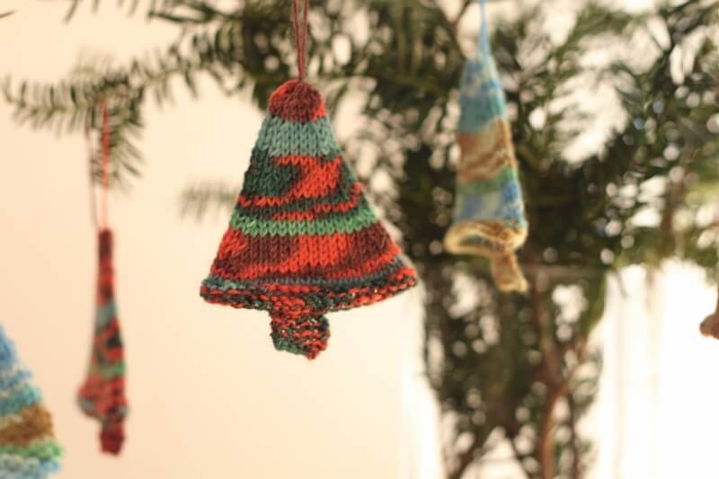 Weihnachtsbaum-Anhänger stricken