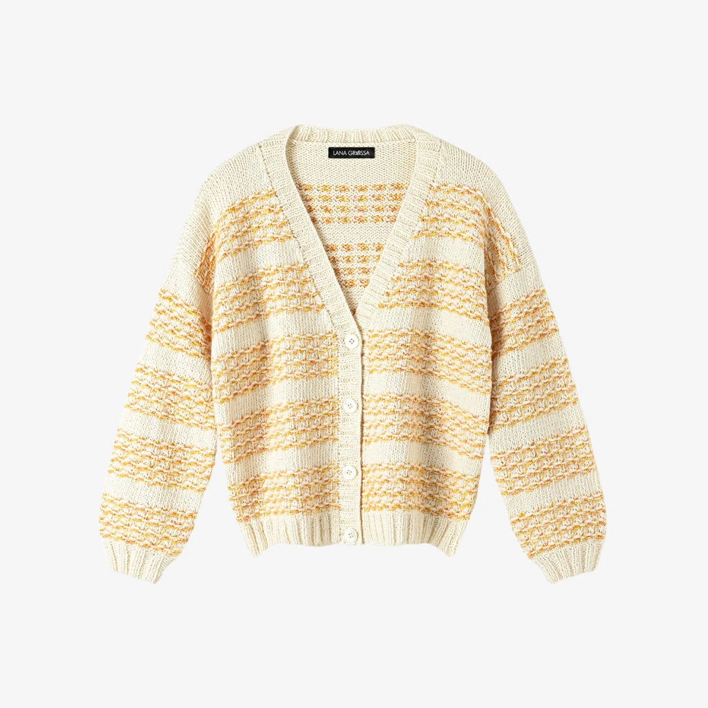 Strickjacke aus gelbem und weißem Garn im Streifenmuster vor grauem Hintergrund.