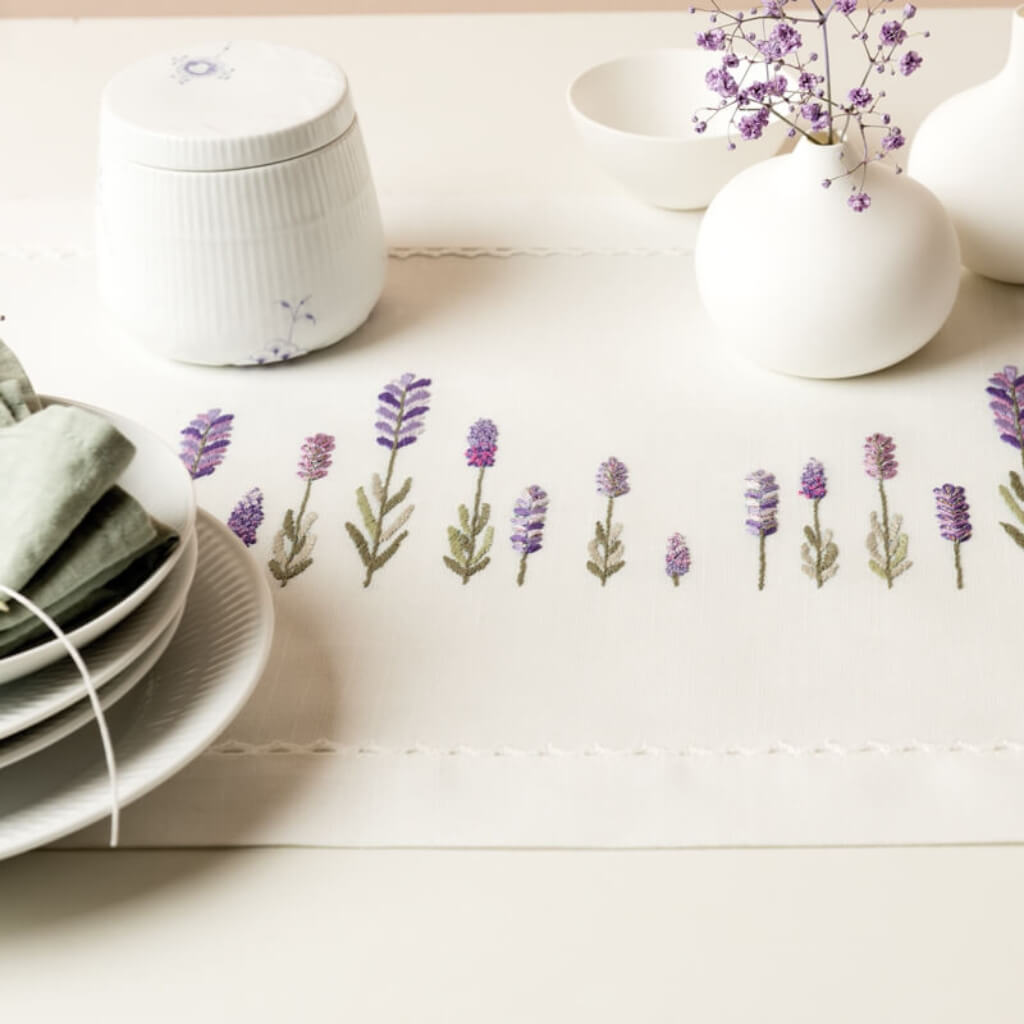Rico Design Rico Design Stickset Tischläufer Lavendel Lieblingsgarn