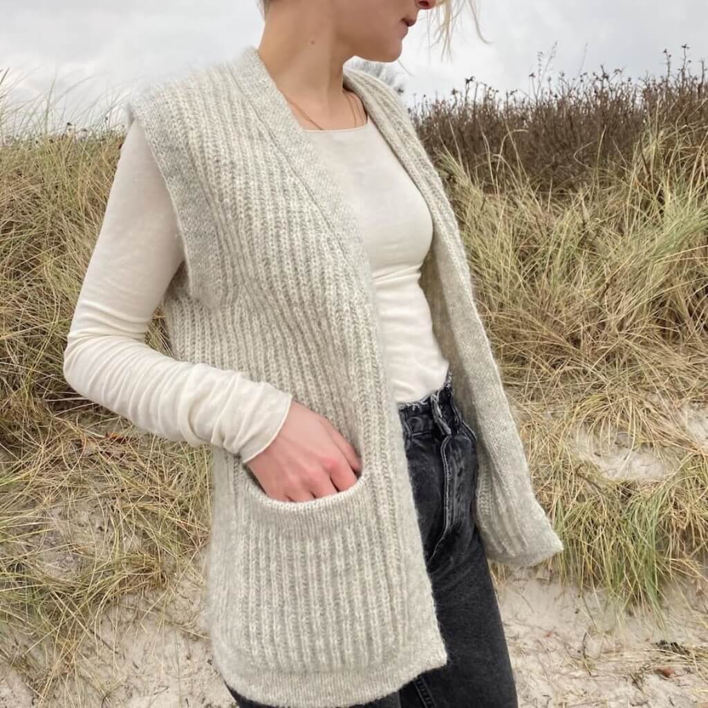 PetiteKnit November Weste Anleitung ▷ - Main Image