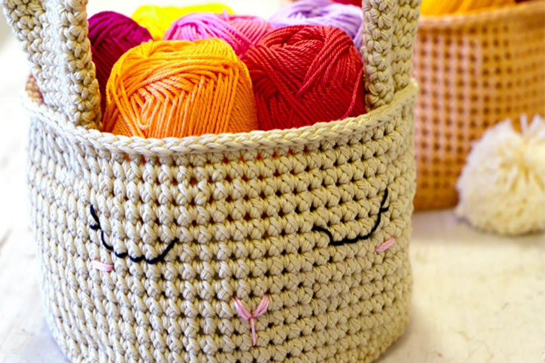 Hasen Osterkorb gehäkelt mit bunten Garnen.