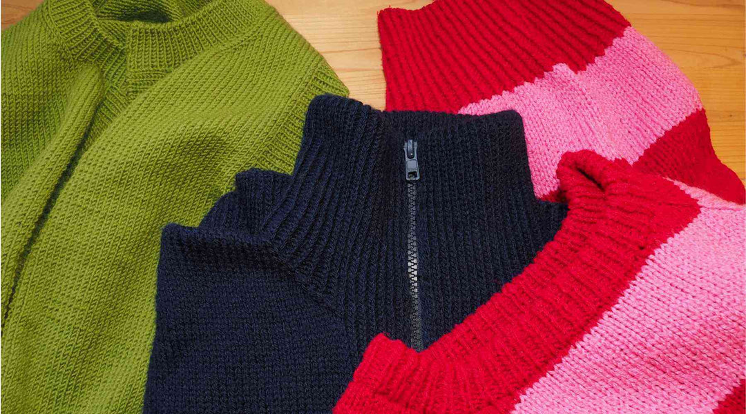 Bunte Strickpullover mit unterschiedlichen Rippenmustern.