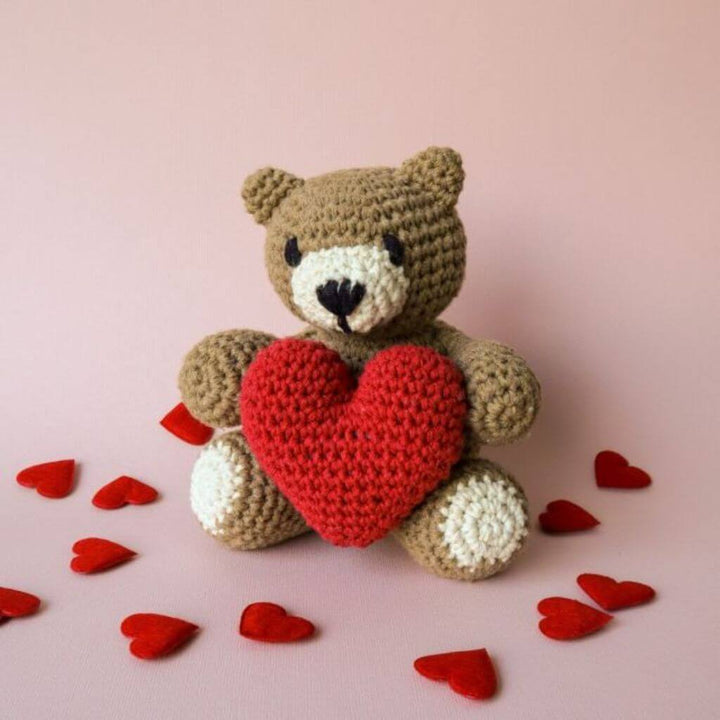Hoooked Amigurumi Teddybär Valentino mit Herz Häkelset - Hoooked Lieblingsgarn