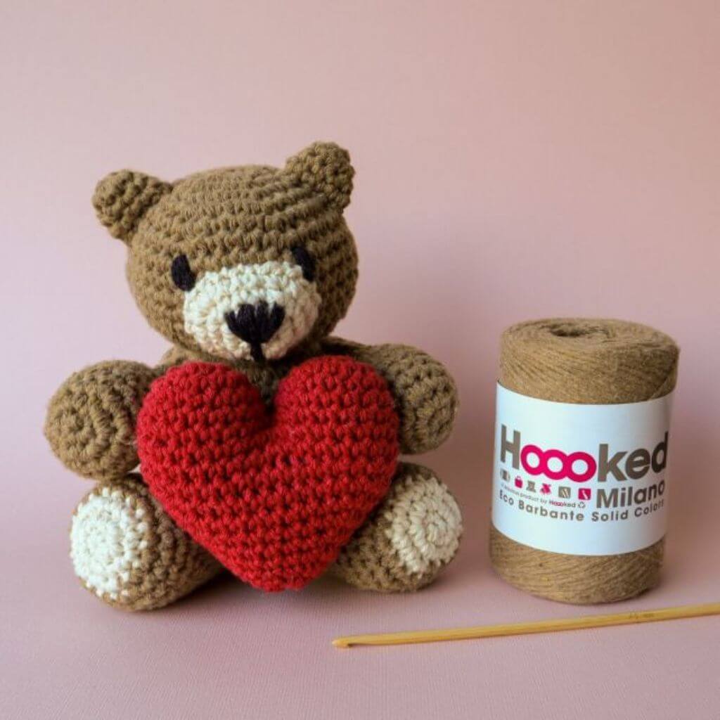 Hoooked Amigurumi Teddybär Valentino mit Herz Häkelset - Hoooked Lieblingsgarn