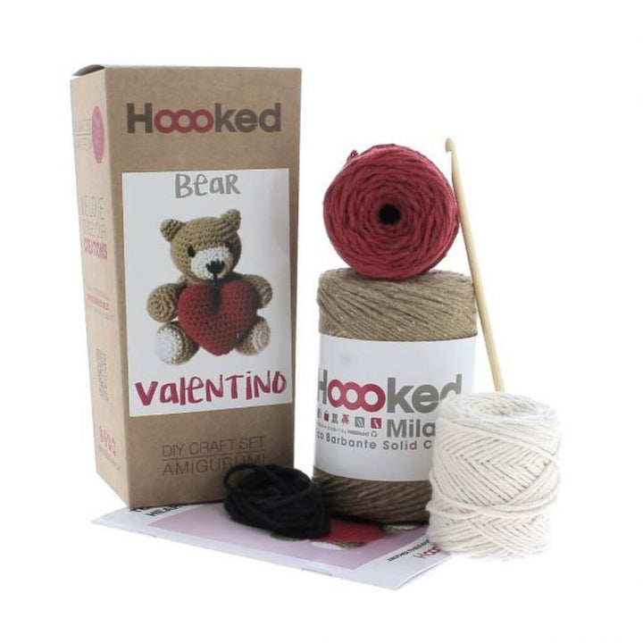 Hoooked Amigurumi Teddybär Valentino mit Herz Häkelset - Hoooked Lieblingsgarn