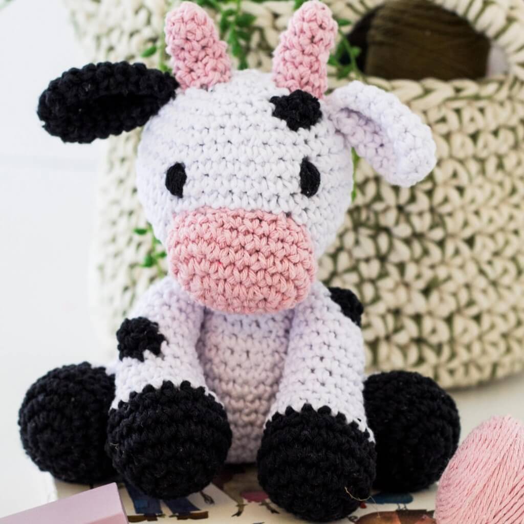 Kits amigurumi - Oscar le petit veau - taupe - Hoooked Kits amigurumi - Oscar le petit veau - taupe - Hoooked