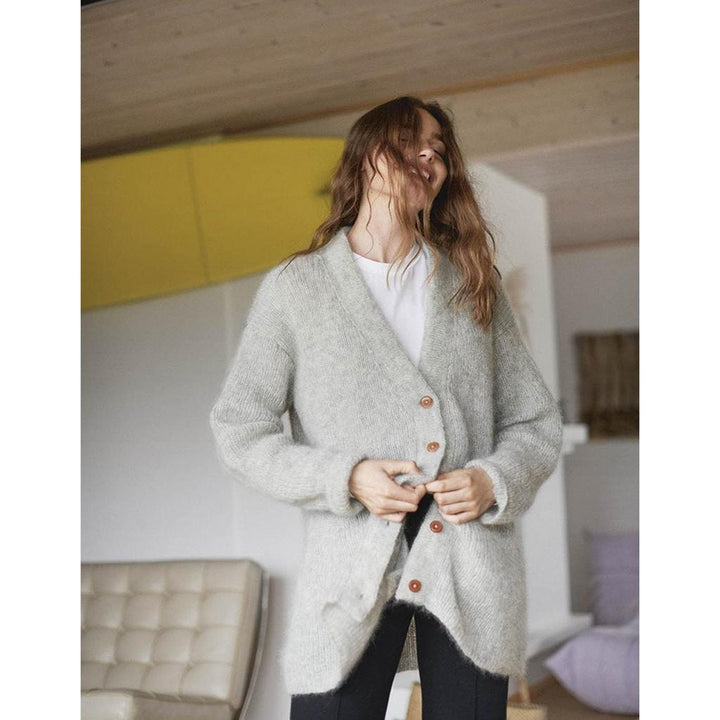 Oversize Strickjacke mit V-Ausschnitt Strickanleitung - Sandnes Garn / Olaug Beate Bjelland (PDF) bei bei Lieblingsgarn