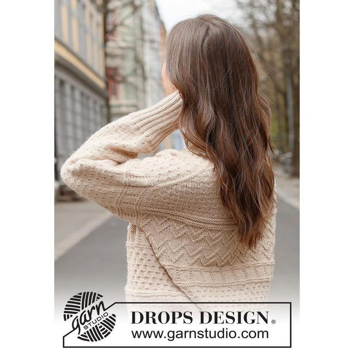 Pullover mit Reliefmuster und doppelter Halsblende Strickanleitung - Drops Design (PDF) bei bei Lieblingsgarn