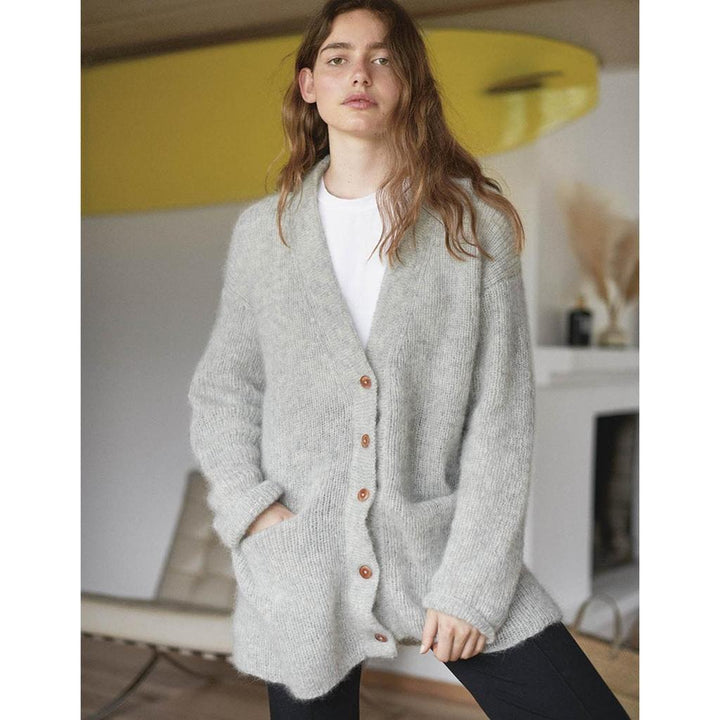 Oversize Strickjacke mit V-Ausschnitt Strickanleitung - Sandnes Garn / Olaug Beate Bjelland (PDF) bei bei Lieblingsgarn