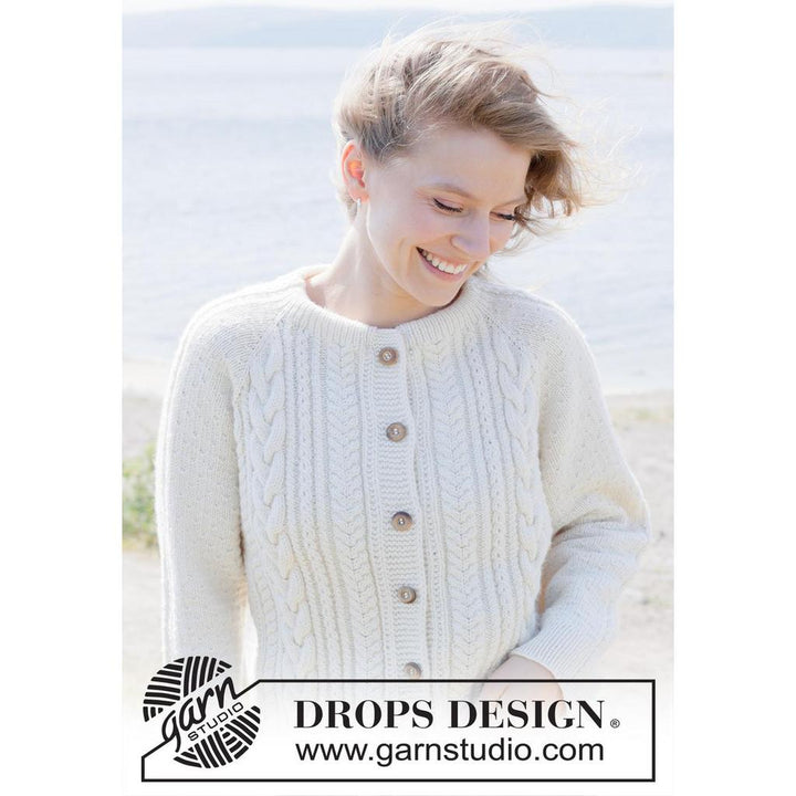 Strickjacke mit Zopfmuster und doppelter Halsblende Strickanleitung - Drops Design (PDF) bei bei Lieblingsgarn