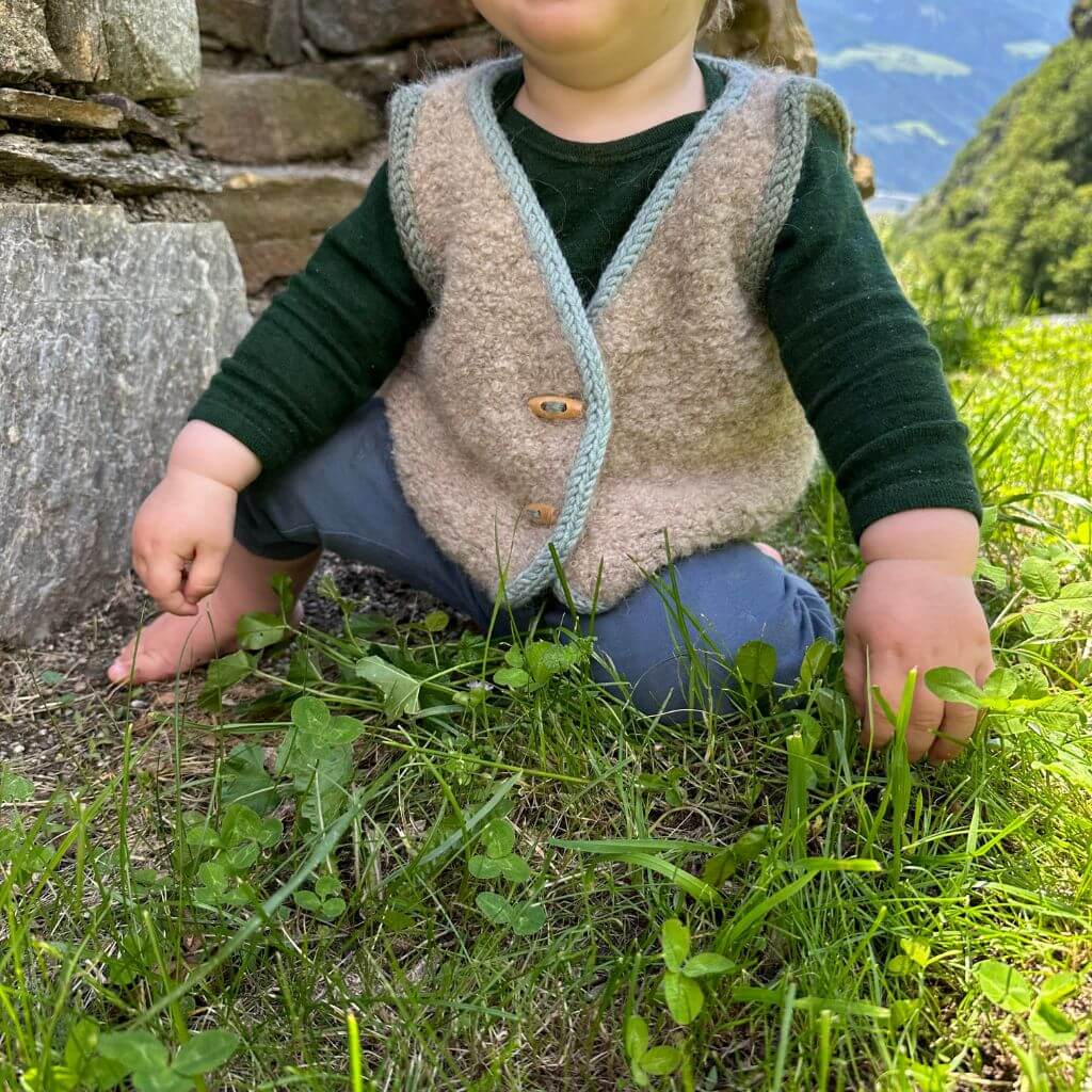 Frau Riedel strickt Weste Toni Mini Strickanleitung - Frau Riedel strickt (PDF) Lieblingsgarn