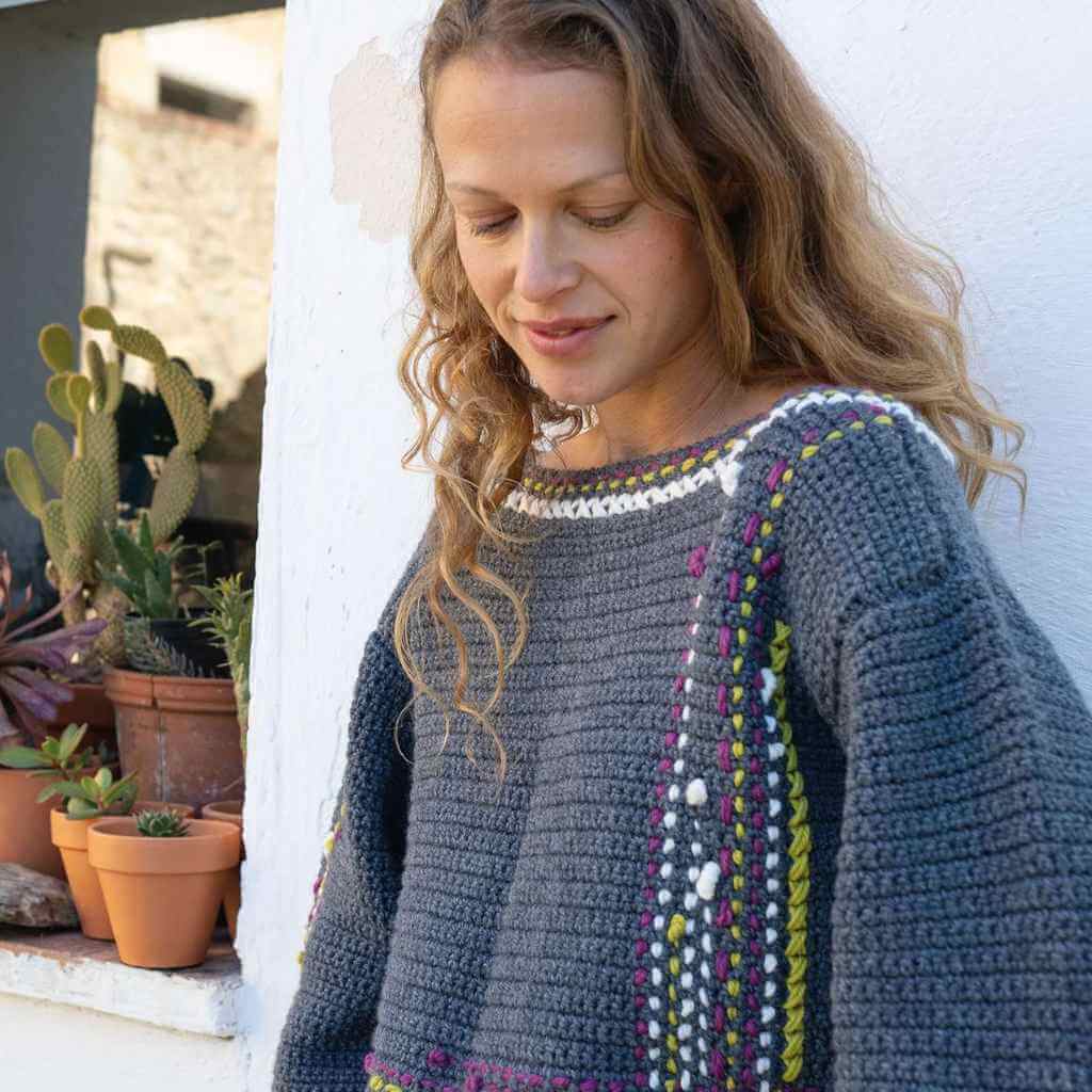 Katia Pullover mit Stickerei Häkelanleitung – Bild 2 von 3 bei Lieblingsgarn