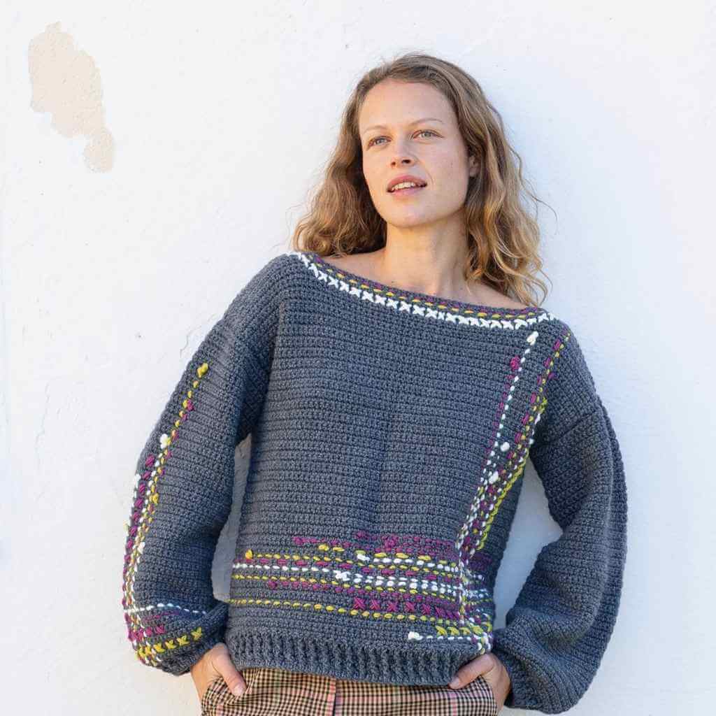 Katia Pullover mit Stickerei Häkelanleitung – Produktansicht bei Lieblingsgarn