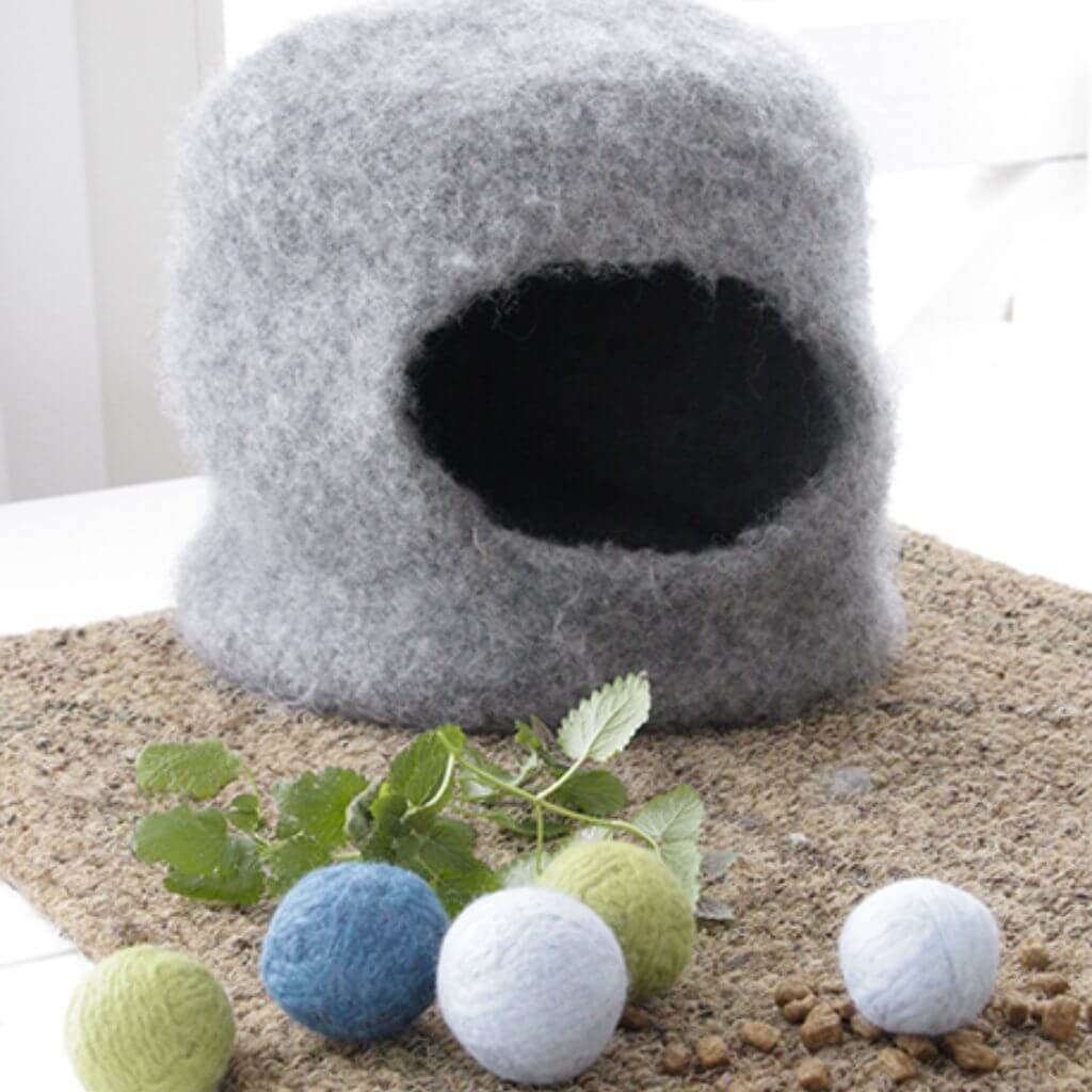 Drops Design Pattern Katzenkorb The Cat Cave mit gefilzten Bällen Strickanleitung - Drops (PDF) Lieblingsgarn